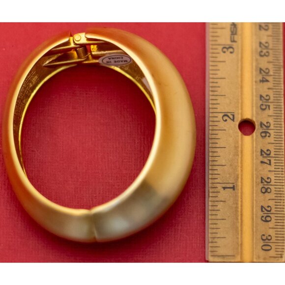 6 1/2 inch, Vintage Minimalist Gold Tone Unique Hinge Bangle - FX9 - Picture 3 of 3
